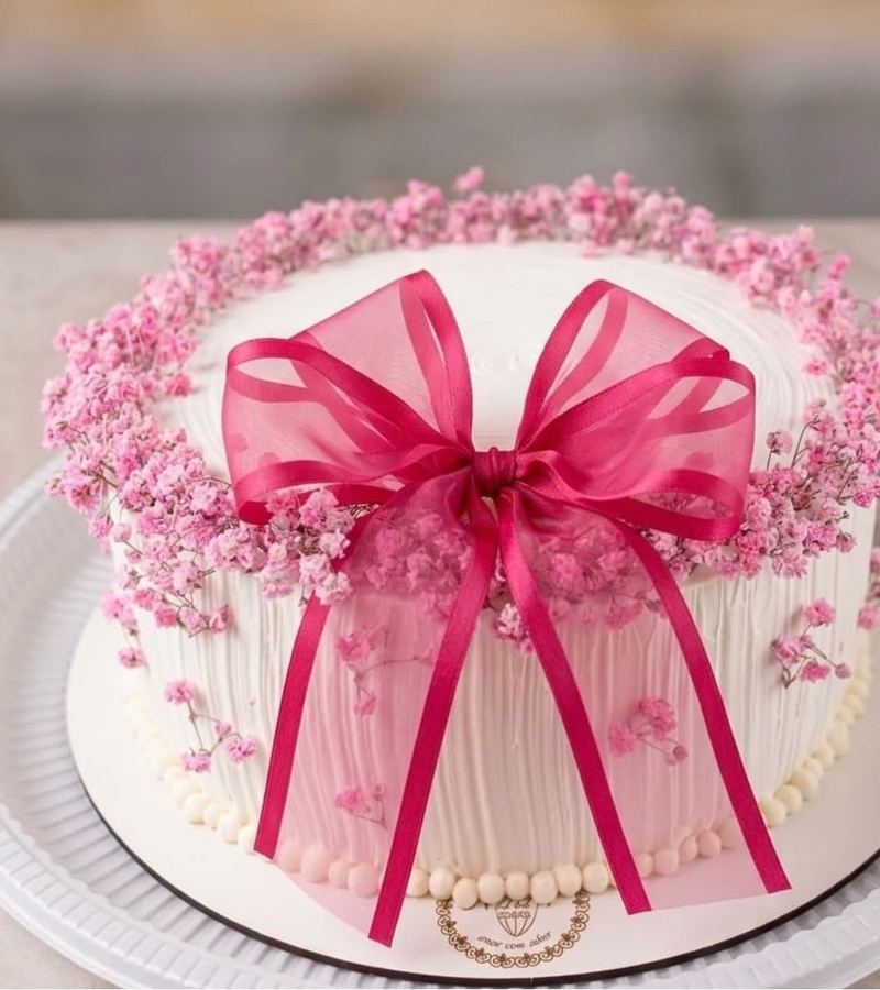 Bolo branco com mosquitinhos rosa e laço pink